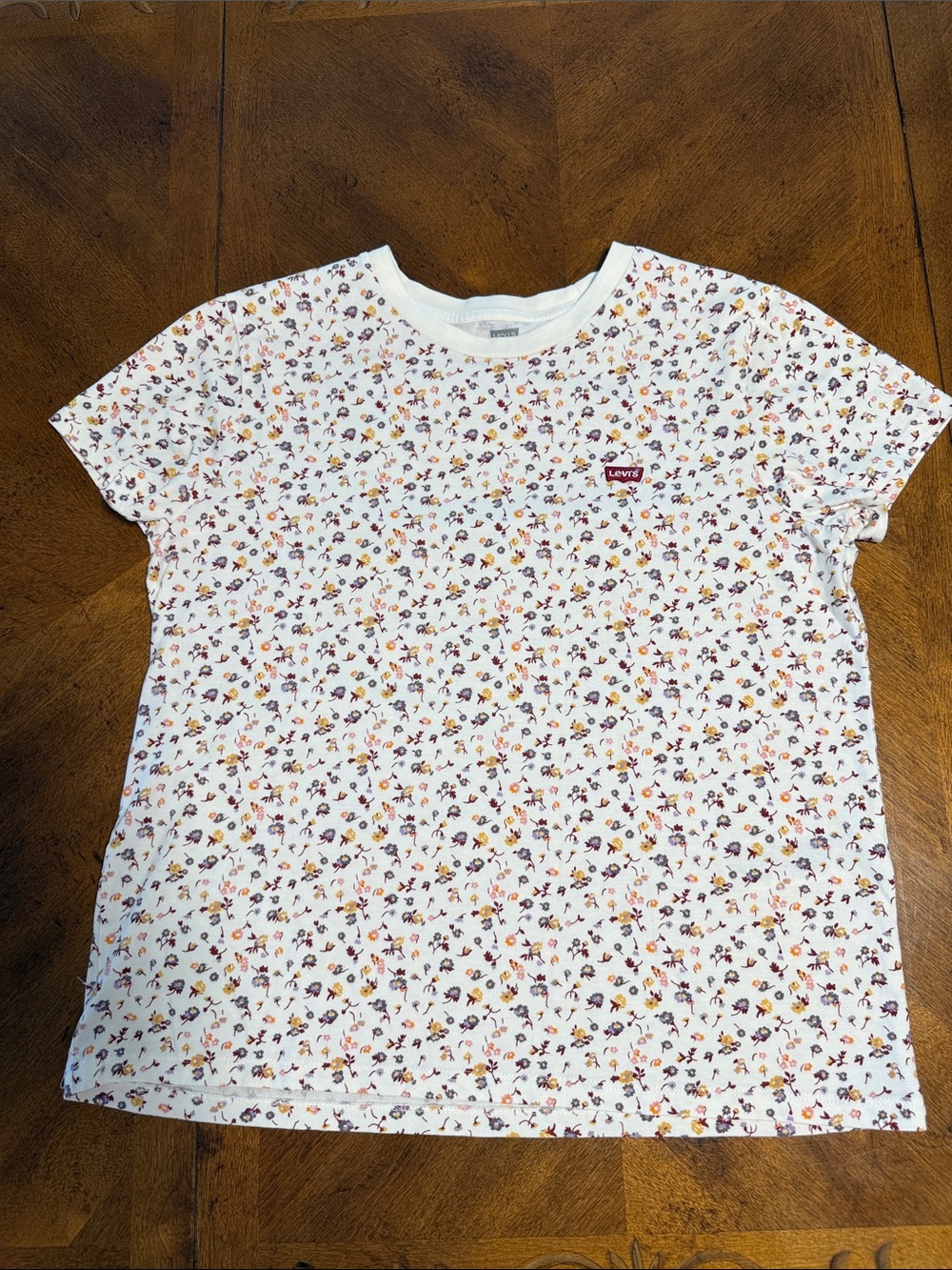 Levi's White Short-Sleeve Tee size M with Floral Print